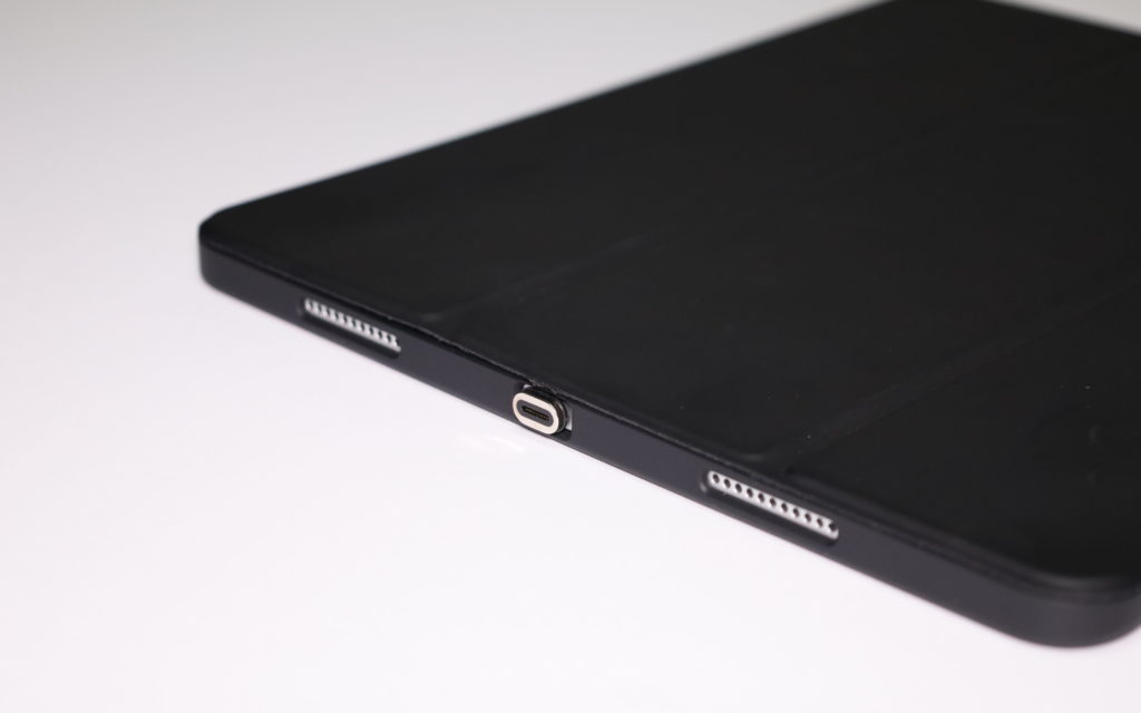 iPad Proに装着したマグネット式USBアダプター