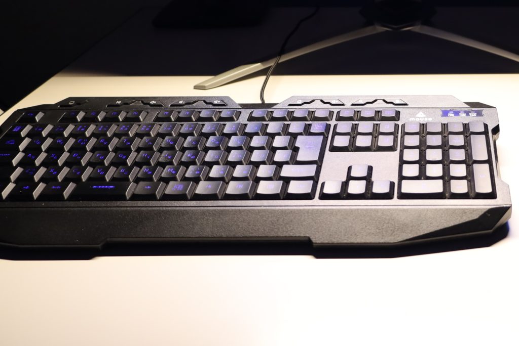 照明によって見づらくなったキーボードの刻印